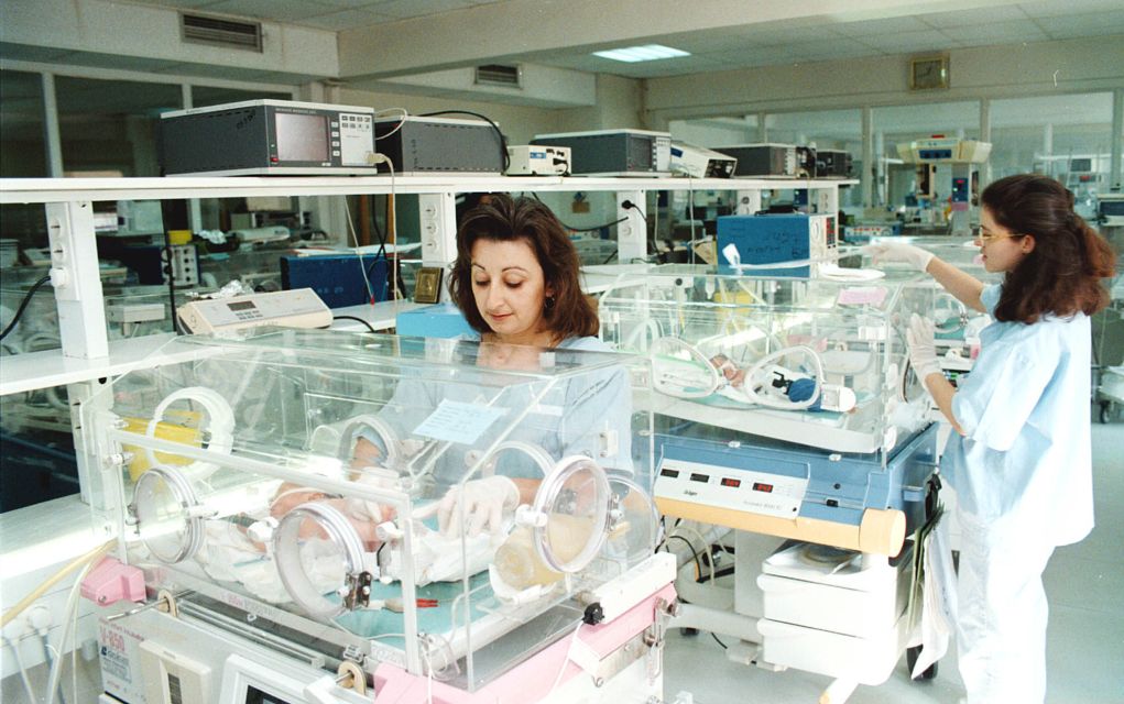 Αττικόν: Μητέρα με κορονοϊό γέννησε πρόωρα ενώ ήταν διασωληνωμένη