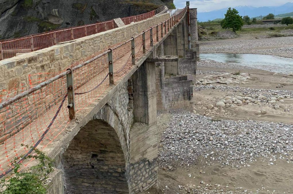 Περιφέρεια Θεσσαλίας: Στερεώνει και αποκαθιστά την πέτρινη τοξωτή γέφυρα Σαρακίνας στον Πηνειό (pics)