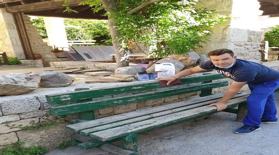 Χαλκιδική: Εθελοντές περιποιούνται τα παγκάκια της Αφύτου