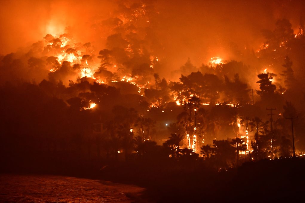Φωτιά στην Κόρινθο: Στρατός απεγκλωβίζει άτομα με αναπηρία