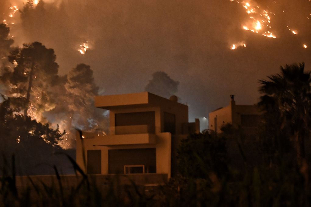 Φωτιά στην Κόρινθο: Μάχες για να περιοριστεί η φωτιά – 55.000 στρέμματα γης έχουν καεί