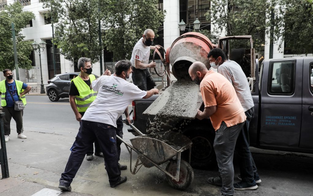Επεισόδια στο υπουργείο Εργασίας – Οικοδόμοι επιχείρησαν να «τσιμεντώσουν» με μπετονιέρα την είσοδο (vid)