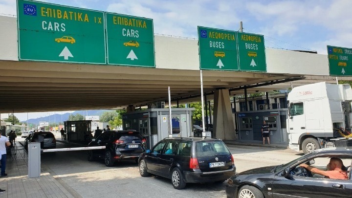 Ελλάδα: Τελωνείο με… ωράριο – Κόσμος κοιμάται στα αυτοκίνητα του