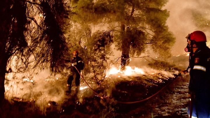 Βελτιώνεται η εικόνα της πυρκαγιάς στα Γεράνεια Όρη – Ολονύχτια μάχη με τις φλόγες