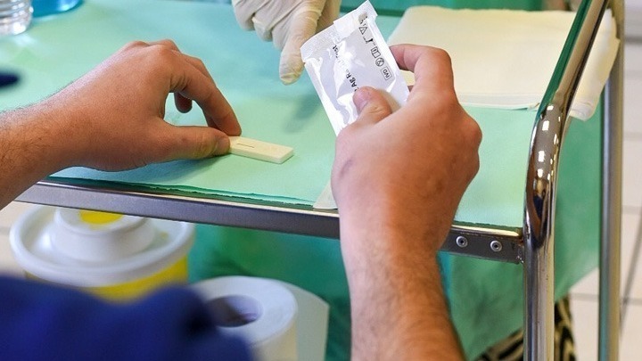 Διανομή self tests από σήμερα για μαθητές και εκπαιδευτικούς – Από 10/05 για εργαζόμενους στο Δημόσιο