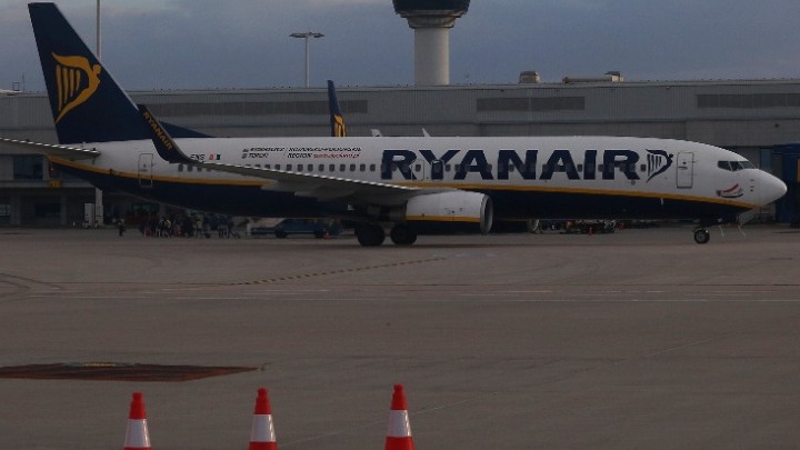 Ολοκληρώθηκαν οι έλεγχοι στο αεροπλάνο της Ryanair – Δεν εντοπίσθηκε κάτι ύποπτο