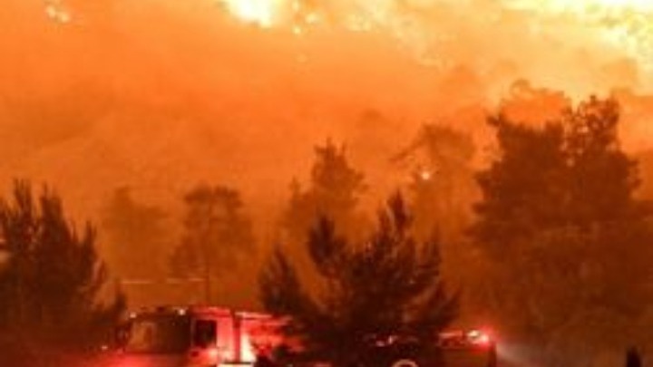 Φωτιά στην Κόρινθο: Εκκενώθηκε η Ιερά Μονή Ιεροθέου – Με πούλμαν έφυγαν οι Μοναχές
