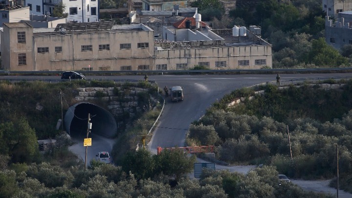 Ένοπλοι άνοιξαν πυρ μέσα από αυτοκίνητο, τρεις Ισραηλινοί τραυματίστηκαν