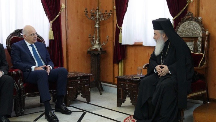 Συνάντηση Δένδια με Πατριάρχη Ιεροσολύμων: «Στο επίκεντρο η προστασία των Ιερών Προσκυνημάτων»