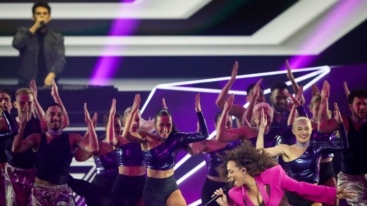 Eurovision 2021: Παρά την πανδημία, οι φίλοι της γιορτάζουν τον μουσικό διαγωνισμό