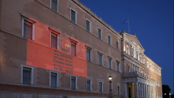 Φωταγωγήθηκε η Βουλή για την Γενοκτονία των Ελλήνων του Πόντου