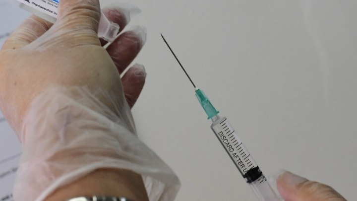 Γαλλία: Ανοίγει ο εμβολιασμός για όλους τους ενήλικες από τις 31 Μαΐου