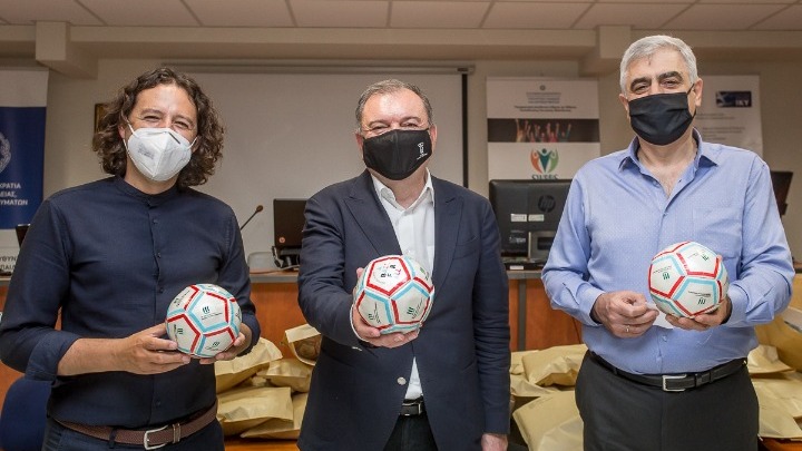 Περιφερειακή Ένωση Δήμων Κεντρικής Μακεδονίας: Δώρισε 120 ειδικές μπάλες ποδοσφαίρου σε 35 σχολεία που φοιτούν τυφλά παιδιά