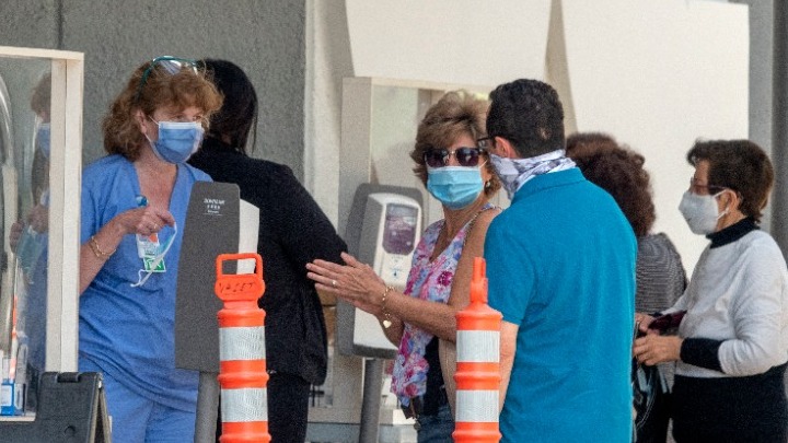 ΗΠΑ: Οι θάνατοι από Covid-19 στο χαμηλότερο επίπεδο από τον Μάρτιο του 2020