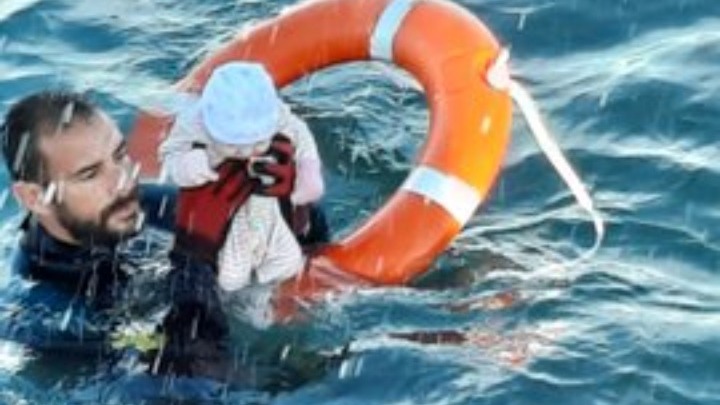 Ισπανία: Αστυνομικός έσωσε ένα μισοπνιγμένο μωρό στη Θέουτα