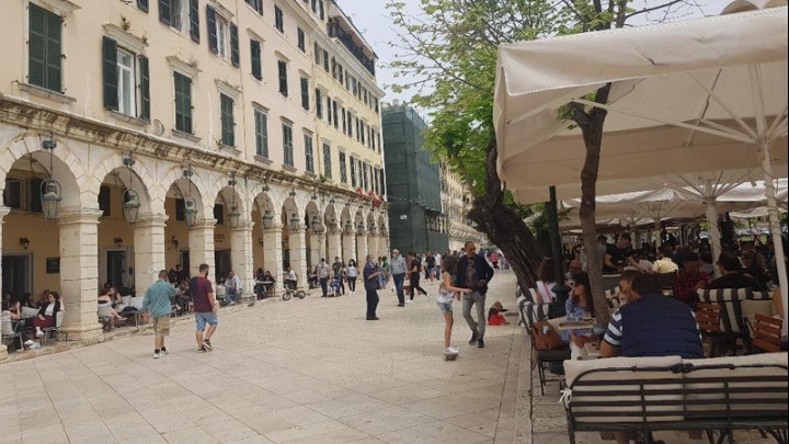 Κέρκυρα: «Ζωντάνεψε» η πλατεία Σπιανάδα με το άνοιγμα της εστίασης