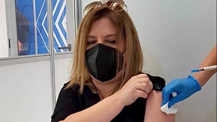 Η υφυπουργός Εργασίας Μ. Συρεγγέλα εμβολιάστηκε με AstraZeneca