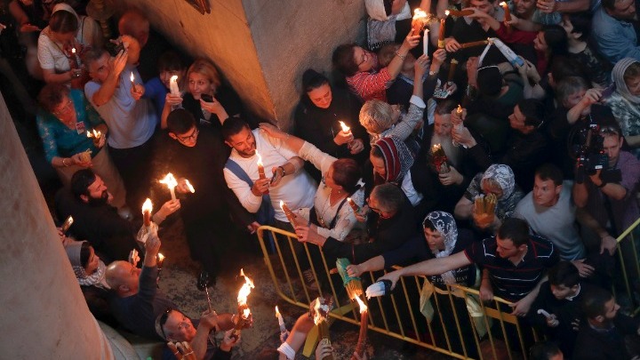 Με λαμπρότητα η τελετή αφής του Αγίου Φωτός στα Ιεροσόλυμα