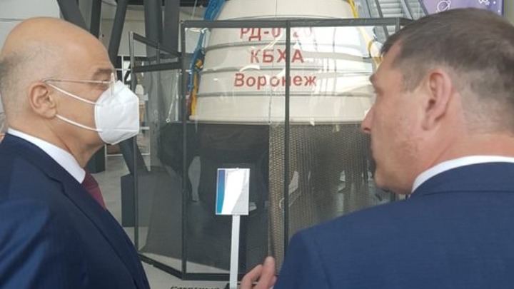 Ξενάγηση Δένδια στο εκπαιδευτικό κέντρο Sirius και το διαστημικό λεωφορείο Buran στο Σότσι