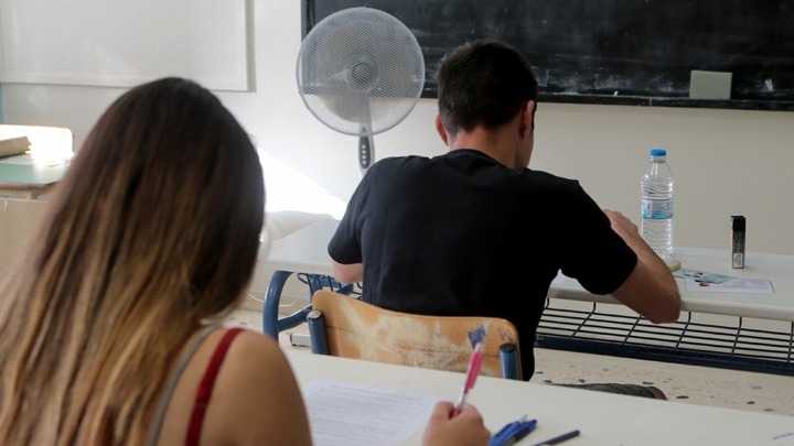 Πανελλαδικές: Τηλεφωνικές γραμμές για πληροφορίες και ψυχολογική υποστήριξη
