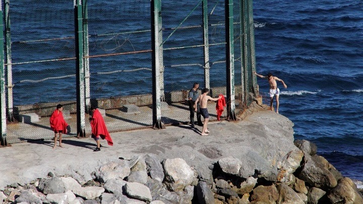 Θεούτα: Παράνομη άφιξη ρεκόρ, παραπάνω από 2.700 μετανάστες έφτασαν σε μια μέρα από το Μαρόκο