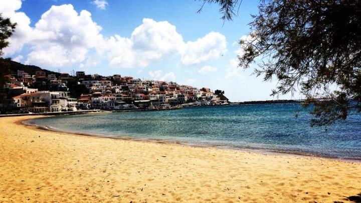Στα διεθνή ΜΜΕ προβάλλεται η Ανδρος – Ανοδος στις κρατήσεις και για μετά τον Αύγουστο