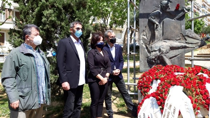 Στεφάνια στο Μνημείο του Εργάτη από τη Β. Πατουλίδου, τον Κ. Ζέρβα και τον Σ. Δανιηλίδη