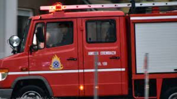 Θεσσαλονίκη: Υπό έλεγχο η φωτιά στη Μηχανιώνα – Κάηκε μια αποθήκη