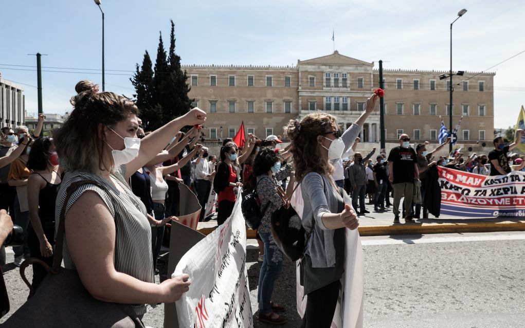 Επεισόδια στο κέντρο της Αθήνας – Μόλοτοφ και χημικά στις συγκεντρώσεις