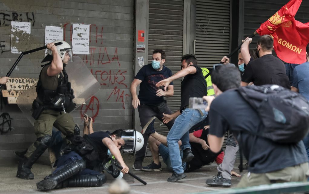 Επεισόδια μεταξύ οικοδόμων και αστυνομικών στο υπουργείο Εργασίας (pics)
