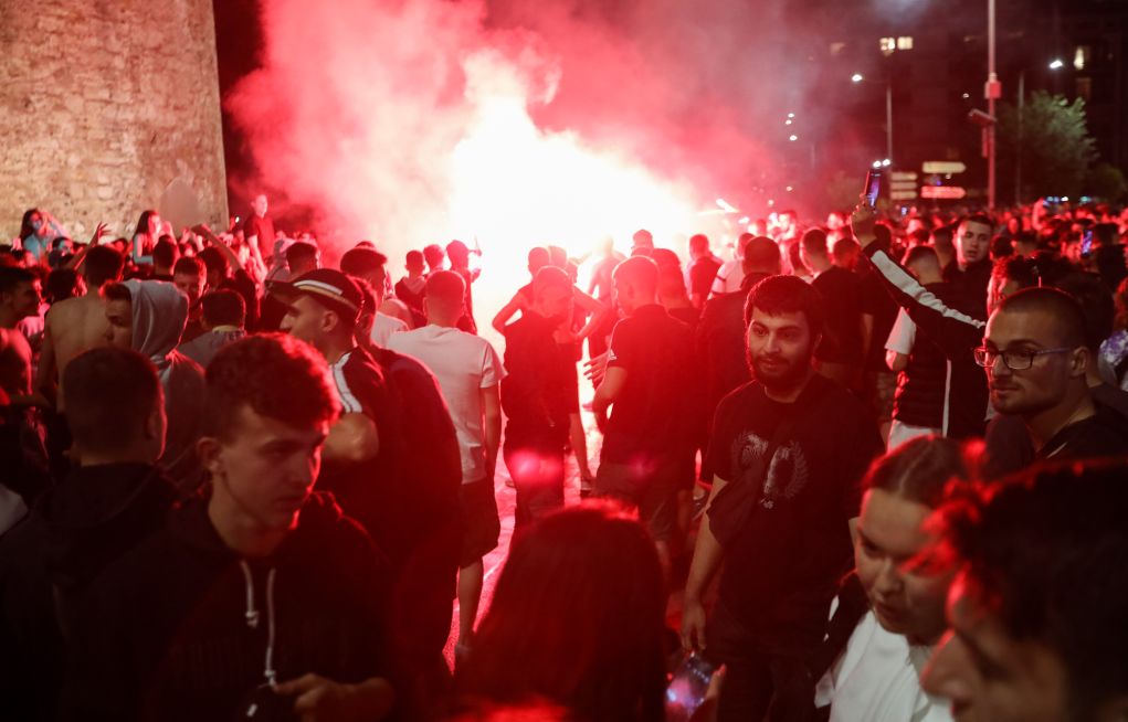 ΠΑΟΚ – Κύπελλο: Πανηγυρισμοί στην πλατεία Λευκού Πύργου, με πυροτεχνήματα, σημαίες, πανό και συνθήματα