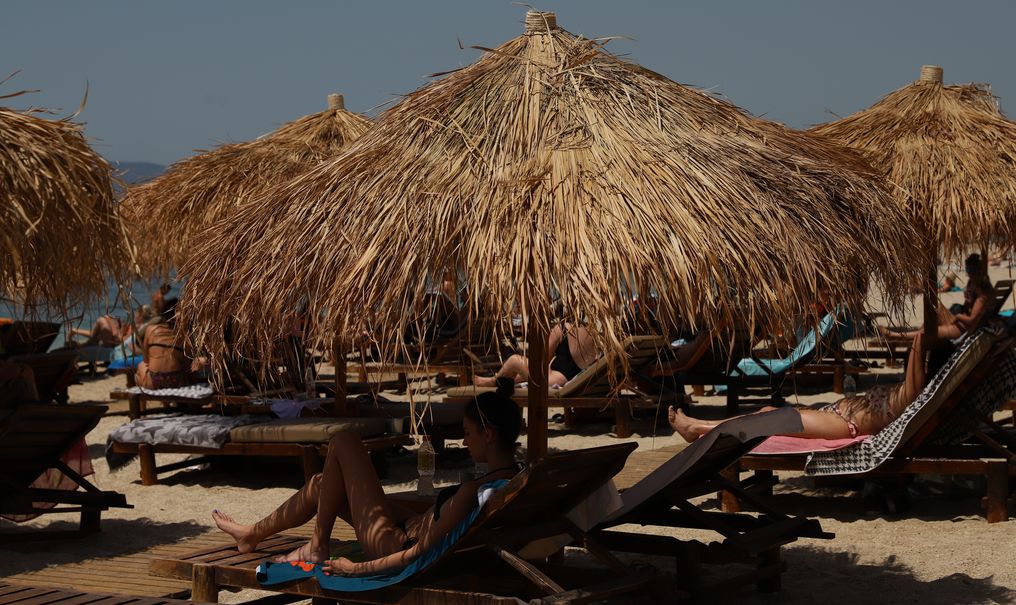Γεμίζουν τις παραλίες οι Αθηναίοι (pics)
