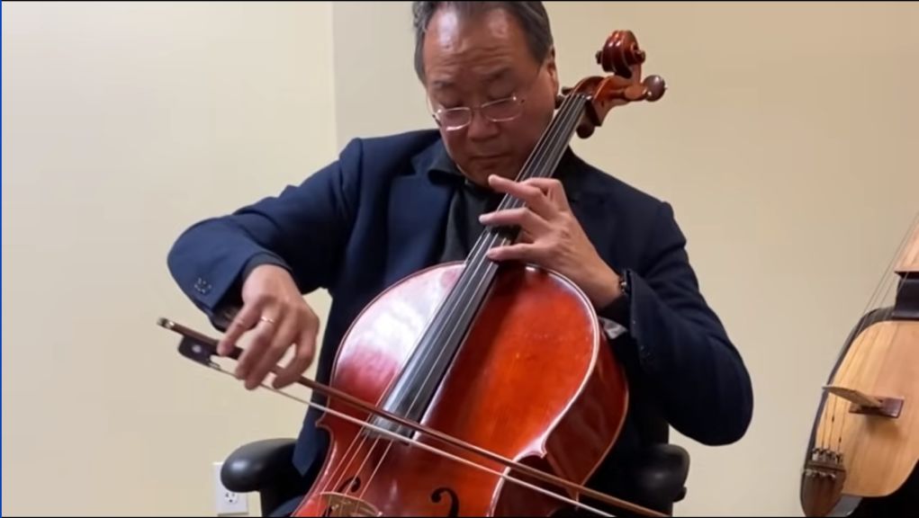 Ο παγκοσμίου φήμης βιολοντσελίστας Yo-Yo Ma προσφέρει παρηγοριά με τη μουσική του στην Ινδία (vid)