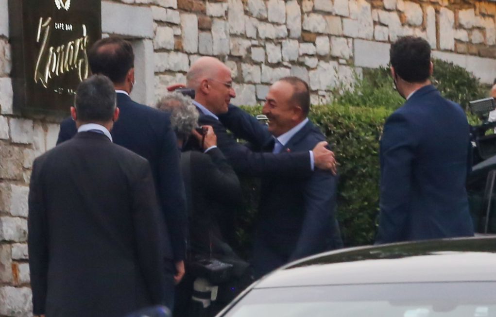 Σε εξέλιξη το ανεπίσημο δείπνο που παραθέτει ο Δένδιας στον Τσαβούσογλου (pics)