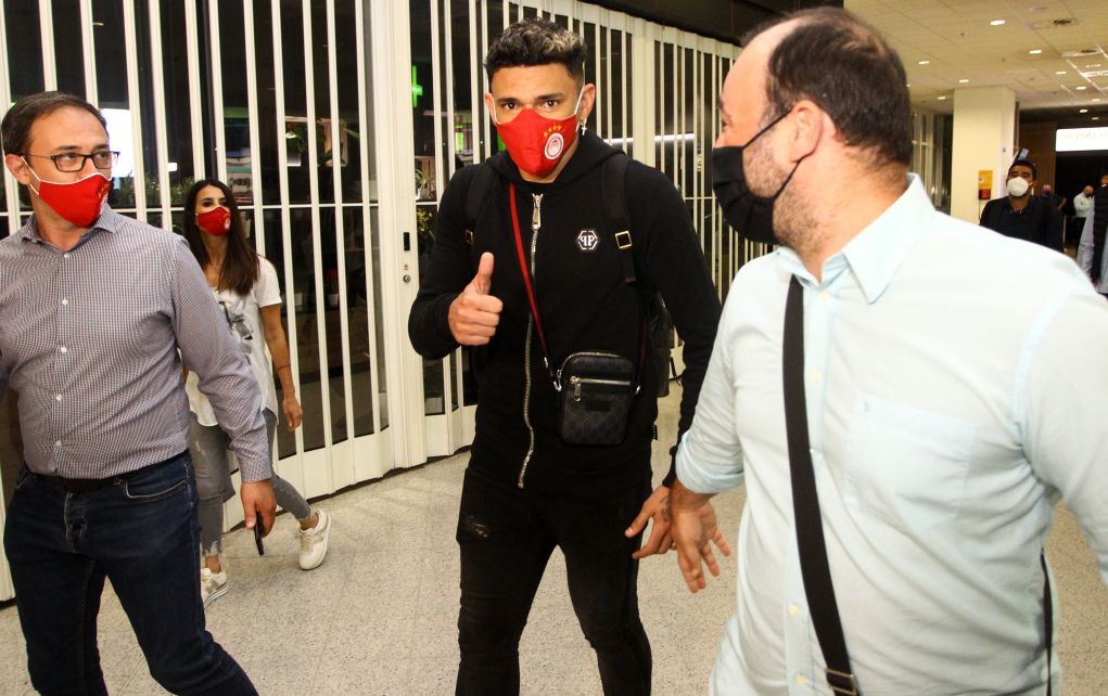 Ολυμπιακός: Πάτησε Ελλάδα ο Τικίνιο Σοάρες, ντύνεται άμεσα στα ερυθρόλευκα (pics)