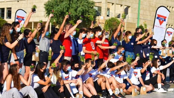 Εθελοντές μοίρασαν πάνω απο 25.000 φυτά σε 50 σχολεία