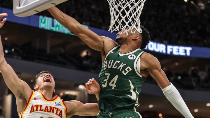 Αντετοκούνμπο για ήττα από Χοκς στο Game 1: «Θα επιστρέψουμε και θα παλέψουμε, πρέπει να είμαστε σκληροί» (vids)