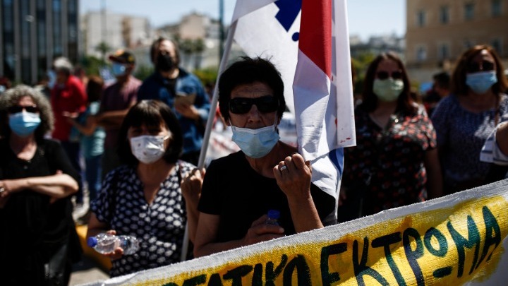 «Το νομοσχέδιο είναι για τα σκουπίδια» – Απεργιακή συγκέντρωση και πορεία στο Σύνταγμα (pics)