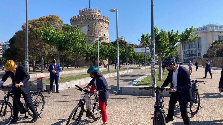 Νέα Παραλία: Βόλτα με ποδήλατο και… ηλεκτρικά πατίνια έκανε ο Αμερικανός πρέσβης Τζ. Πάιατ με τον δήμαρχο Κ. Ζέρβα