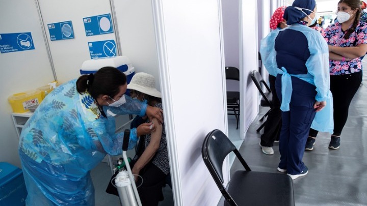 Χιλή: Αναστέλλεται η 2η δόση – Aυξάνεται το όριο ηλικίας για το εμβόλιο της AstraZeneca