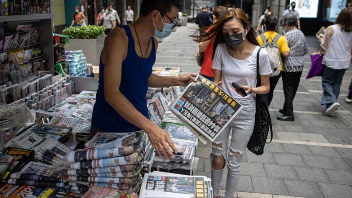 Χονγκ Κονγκ: Υπό κράτηση τα δύο στελέχη της εφημερίδας Apple Daily