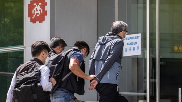 Χονγκ Κονγκ: Έφοδος αστυνομικών σε εφημερίδα – Συνέλαβαν δημοσιογράφους και κατέσχεσαν υλικό(pic)