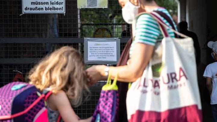 Ευρωπαϊκή Ένωση: «Σημαντικός» ο αντίκτυπος της πανδημίας στα παιδιά και τις μειονότητες