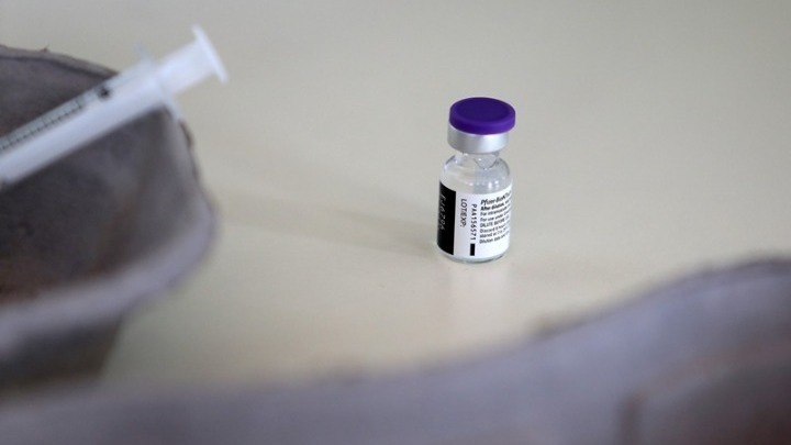 Ελεύθερη με εισαγγελική εντολή η κατηγορούμενη ηλικιωμένη για κλοπή φιαλιδίου εμβολίου από το Κέντρο Υγείας Ευόσμου