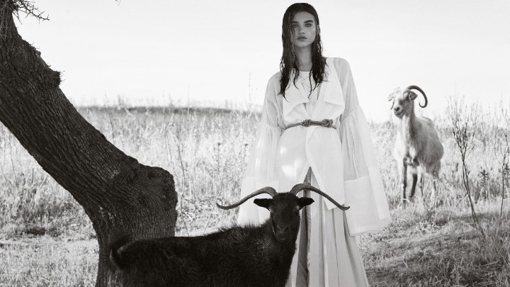Φωτογράφιση της Vogue στη Χαλκιδική: Εξώφυλλα του κολοσσού της μόδας με γεύση από… Ελλάδα (pics)