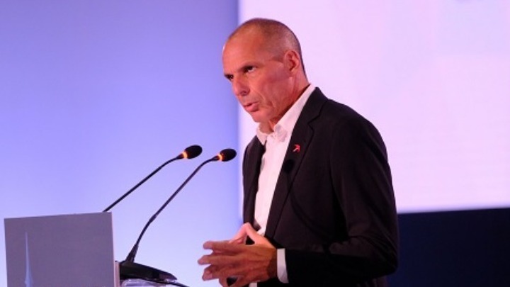 Βαρουφάκης: Η προπληρωμένη κάρτα για τους νέους να χρησιμοποιηθεί για όλους τους ευάλωτους πολίτες