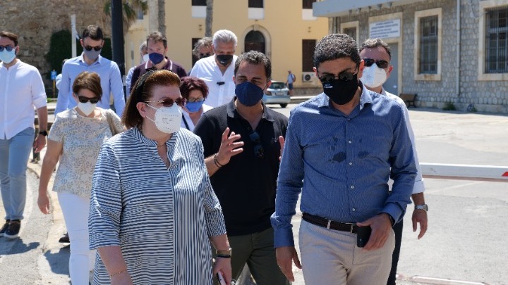Λ. Μενδώνη: Επίσκεψη σε αρχαιολογικούς χώρους στη Ηράκλειο