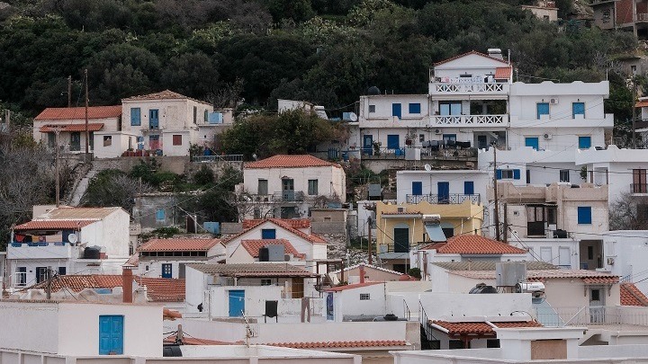 Πέφτει κατακόρυφα ο ΦΠΑ μετά τη συμφωνία στο Ecofin: Έρχονται μεγάλες αλλαγές για νησιά, ακίνητα και προϊόντα