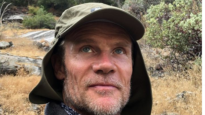 Ο Flea των Red Hot Chili Peppers θα παίξει στο «Babylon» μαζί με Μπραντ Πιτ και Μάργκο Ρόμπι