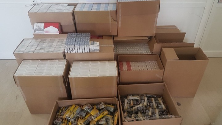 Λαθρεμπόρους τσιγάρων τσίμπησε η ΕΛ.ΑΣ στους Αμπελόκηπους – Τα πουλούσαν στο περίπτερο τους